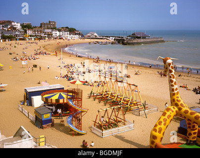 Großbritannien, England, Kent, Broadstairs, Viking Bay, Besucher entspannend am Strand im Sommer Stockfoto