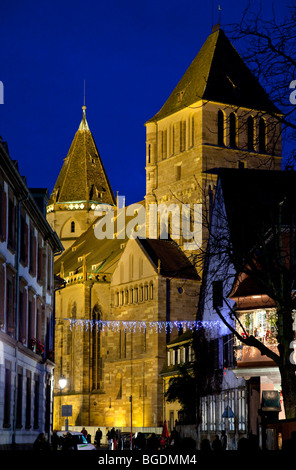 Zeigen Sie auf Straße, St. Thomaskirche an Weihnachten, Straßburg, Frankreich an Stockfoto