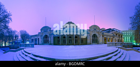 In der Dunkelheit, einen Blick auf die Vichy Opera unter Schnee (Frankreich). Vue Panoramique de l'Opéra de Vichy, la Nuit Sous la Neige (Frankreich) Stockfoto