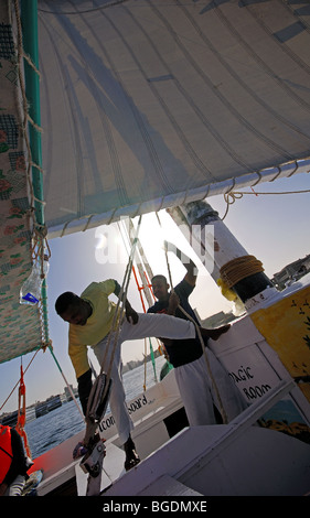 ASWAN, ÄGYPTEN. Nubische Crew Segeln eine Feluke auf dem Nil. 2009. Stockfoto