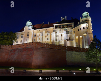 Königsschloss Wawel beleuchtet in der Nacht, Krakau - Polen Stockfoto