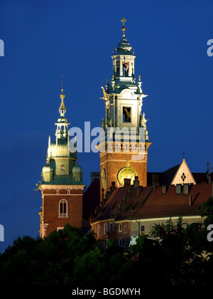 Königsschloss Wawel beleuchtet in der Nacht, Krakau - Polen Stockfoto