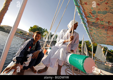 ASWAN, ÄGYPTEN. Eine nubische Bootsmann und sein Sohn auf einem Nil-Feluke. 2009. Stockfoto