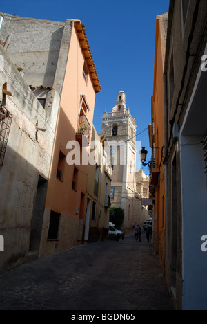 Blick entlang der engen Dorfstraße, Kirche, Bergdorf Relleu, Provinz Alicante, Comunidad Valenciana, Spanien Stockfoto