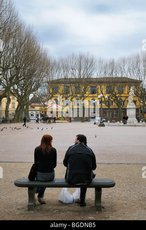 Ein paar genießt einen frühen Frühling am Piazza Napoleone (Piazza Grande) in Luccca, Toskana, Italien. Stockfoto