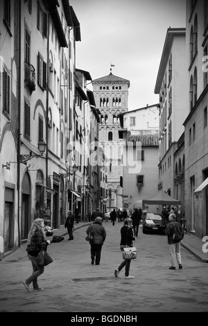 Die engen Gassen und Glockenturm der Basilika San Michele in Foro in die Stadt Lucca, Toskana, Italien. Stockfoto