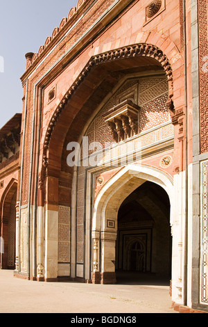 Die wichtigsten Bogen der Qal'a-i-Kuhna Masjid (Moschee) innerhalb der Purana Qila von Delhi, Indien. Stockfoto