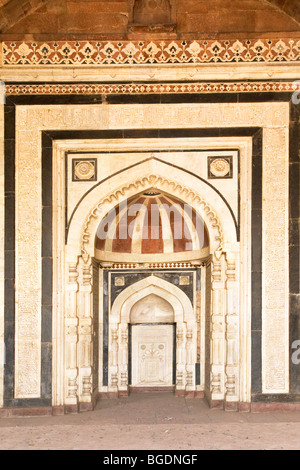 Eines der verzierten Mihrabs innerhalb der Qal'a-i-Kuhna Masjid (Moschee) an die Purana Qila von Delhi, Indien. Stockfoto