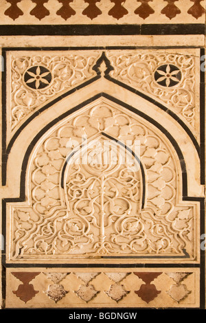 Eines der verzierten Mihrabs innerhalb der Qal'a-i-Kuhna Masjid (Moschee) an die Purana Qila von Delhi, Indien. Stockfoto