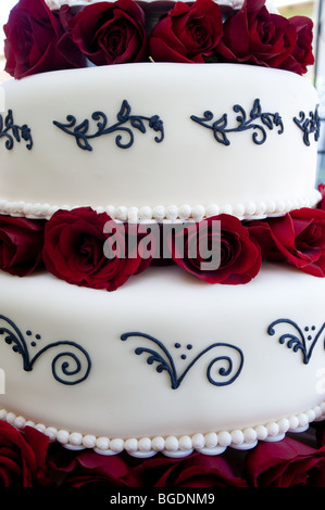 Multi-layered weiße Hochzeitstorte mit Rosen Stockfoto