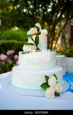 Multi-layered weiße Hochzeitstorte mit Rosen Stockfoto