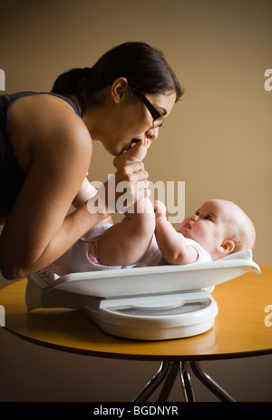 Mutter mit einem Gewicht von baby Stockfoto