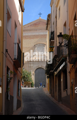 Blick entlang der Dorfstraße zur Kirche im Quadrat, Bergdorf Relleu, Provinz Alicante, Comunidad Valenciana, Spanien Stockfoto