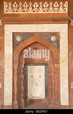 Eines der verzierten Mihrabs innerhalb der Qal'a-i-Kuhna Masjid (Moschee) an die Purana Qila von Delhi, Indien. Stockfoto