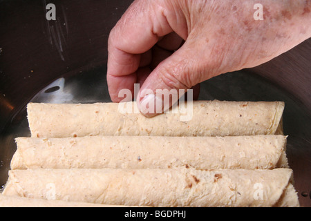 Mexikanische gebratene Tacos "Flautas" genannt. Vorbereitung Stockfoto