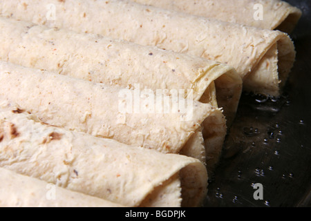 Mexikanische gebratene Tacos "Flautas" genannt. Stockfoto