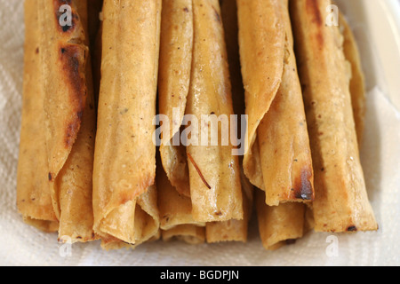 Mexikanische gebratene Tacos "Flautas" genannt. Stockfoto