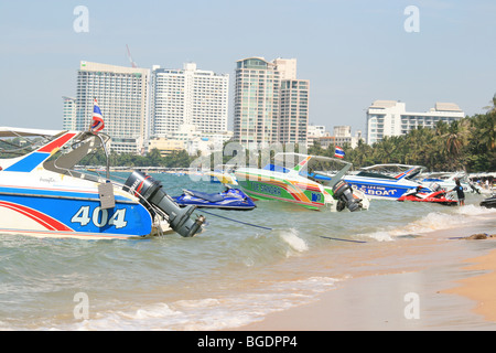 Speed-Boote am Strand in Pattaya, Thailand. Stockfoto