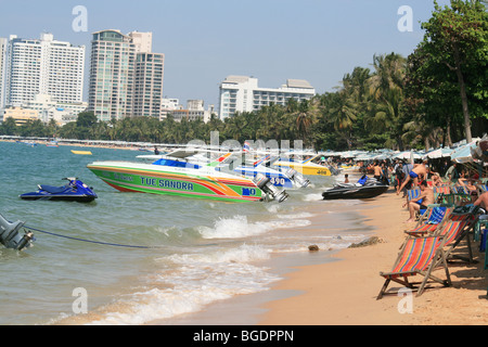 Speed-Boote am Strand in Pattaya, Thailand. Stockfoto
