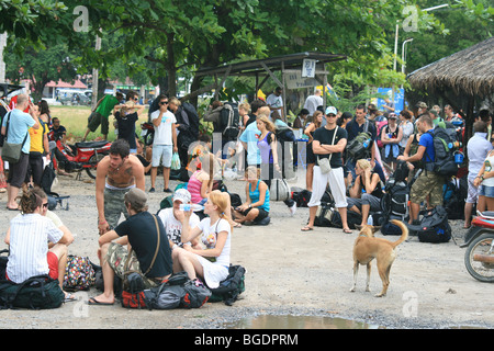 Backpackers warten auf ein Boot in Tong Sala, Koh Phangan, Thailand. Stockfoto