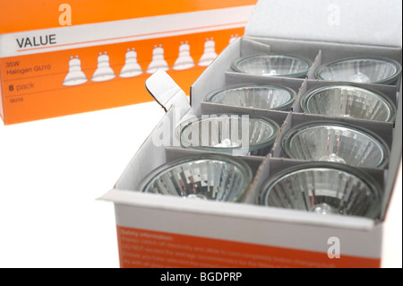 Zwei Orange 8 Pack Wert Kisten mit 35w Halogen gu10 Ersatzlampen Stockfoto