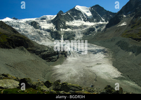 Blick über die Gletscherzunge des Moiry Gletscher und auf den Gipfeln Pointes de Mourti, Walliser Alpen, Wallis, Schweiz Stockfoto