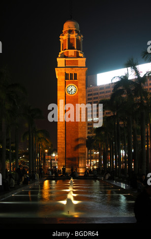 Nachtaufnahme von Uhrturm, Kowloon, Hong Kong, China Stockfoto