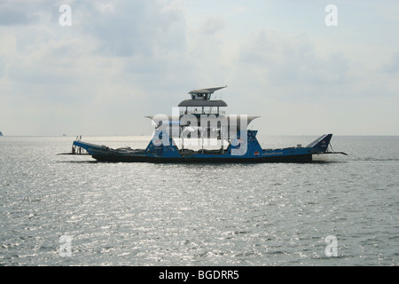 Boot, Autos vom Hafen zur Insel Koh Chang, Thailand zu tragen. Stockfoto