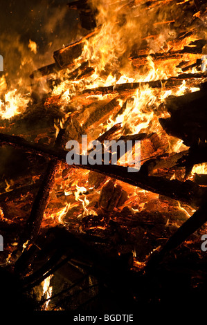 Großen Lagerfeuer steigen und heftig brennen Stockfoto