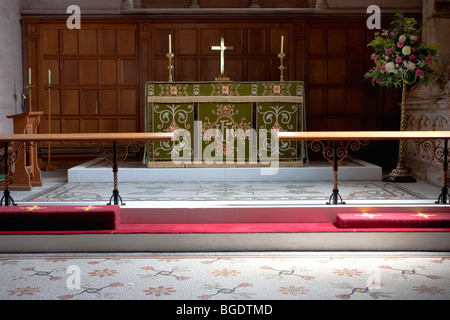 Der Altar an der schönen St. Andreas und St. Mary's Church in dem malerischen Dorf Condover in Shropshire, England. Stockfoto