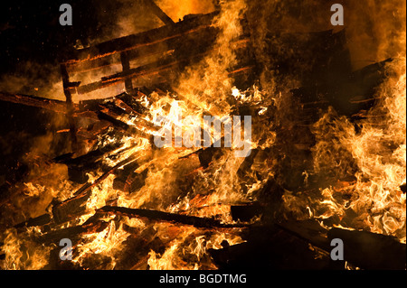 Großen Lagerfeuer steigen und heftig brennen Stockfoto