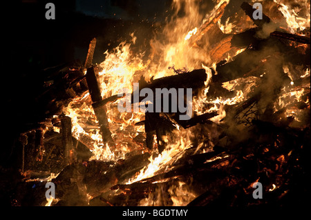 Großen Lagerfeuer steigen und heftig brennen Stockfoto