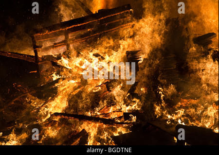 Großen Lagerfeuer steigen und heftig brennen Stockfoto