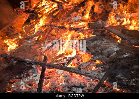 Großen Lagerfeuer steigen und heftig brennen Stockfoto