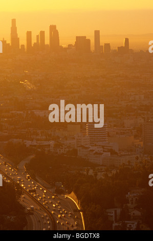 Los Angeles Skyline Blick auf den Sonnenuntergang vom Mulholland Drive kaum sichtbar wegen der schweren Smog in der Luft Los Angeles Stockfoto