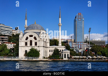 Dolmabahce Moschee am Ufer des Bosporus in Istanbul Stockfoto