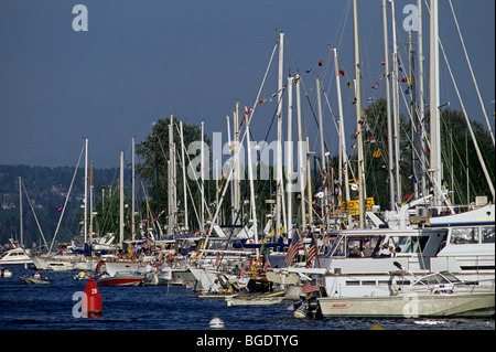 Eröffnungstag der Schifffahrt entlang der Montlake Schnitt mit Booten aufgereiht auf Union Bay Seattle Washington State, USA Stockfoto