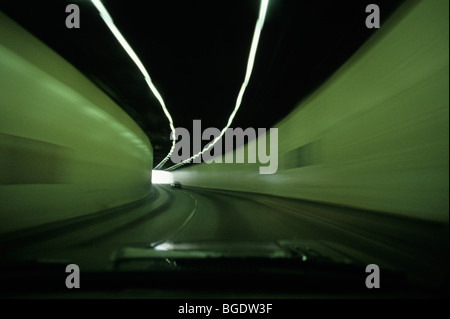 Historischer Battery Street Tunnel Verkehr Blick durch Windschutzscheibe auf Autos In Tunnel mit Lichtstreifen Seattle Washington State Stockfoto