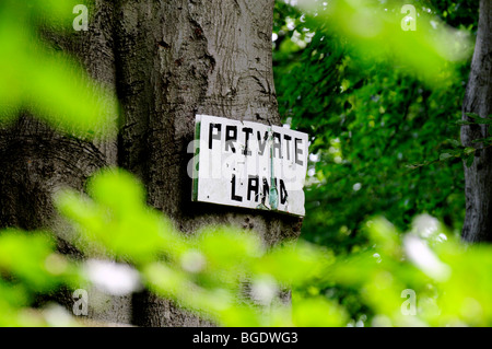 Private Land Schild an einen Baum genagelt Stockfoto