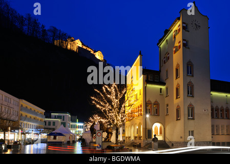 Innenstadt im Staedtle mit dem Fürstlichen Schloss und beleuchtetem Rathaus, Vaduz LI Stockfoto