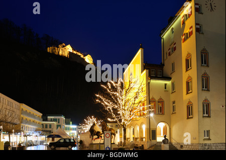 Innenstadt Städtle Vaduz mit Fürstenschloss und beleuchtetem Rathaus, Liechtenstein LI Stockfoto