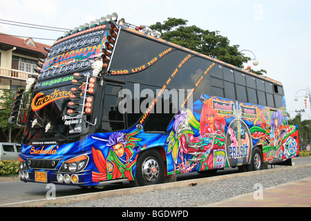 Bunte thailändische Bus in einem Vorort von Bangkok, Thailand. Stockfoto