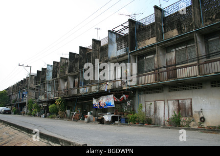 Alte Häuser in den Vororten von Bangkok, Thailand. Stockfoto