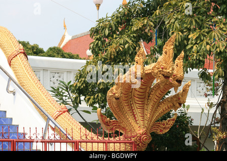 Schlange-Statue am Eingang eines buddhistischen Tempels in Bangkok, Thailand. Stockfoto