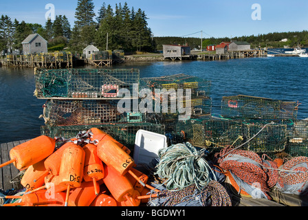 Lobstering Ausrüstung auf der Küste von Port Clyde Harbor in Maine Stockfoto