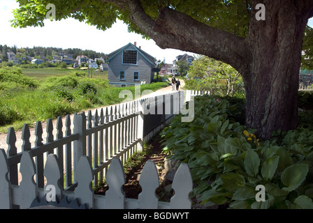 Monhegan Island ist ein Reiseziel für Naturliebhaber Wanderer und Künstler. Ein paar die unbefestigte Straße entlang gehen. Stockfoto