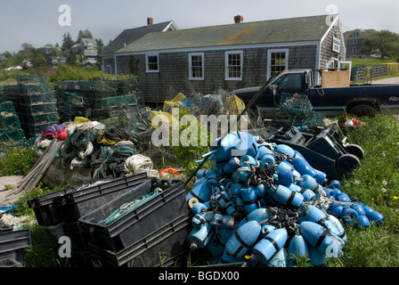 Lobstering Ausrüstung genommen vom Meer am Ende der Saison auf Monhegan Insel in Maine, USA Stockfoto