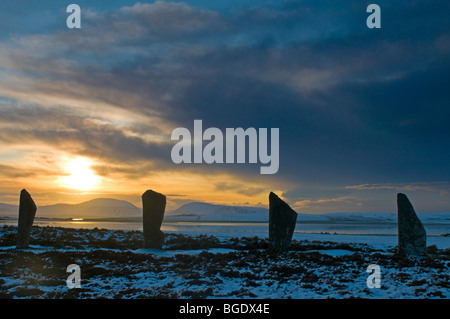 Sonnenuntergang über Hoy aus dem Ring von Brodgar Steness Festland Orkney Highland Region Schottlands. SCO 5710 Stockfoto