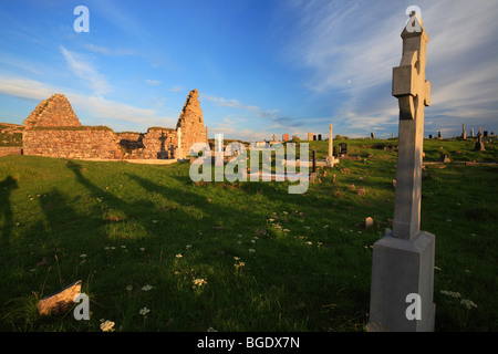 Friedhof Carna in der Nähe von Galway und Roundstone mit Keltenkreuz und dachlose Kirche bei Sonnenuntergang, Connemara, Irland Stockfoto