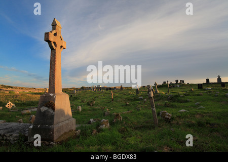 Friedhof Carna in der Nähe von Galway und Roundstone mit Keltenkreuz bei Sonnenuntergang, Connemara, Irland Stockfoto